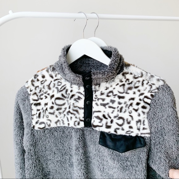 Warm Sherpa Teddy Fleece Pullover Sweater | Gray & Leopard Print - Picture 6 of 16